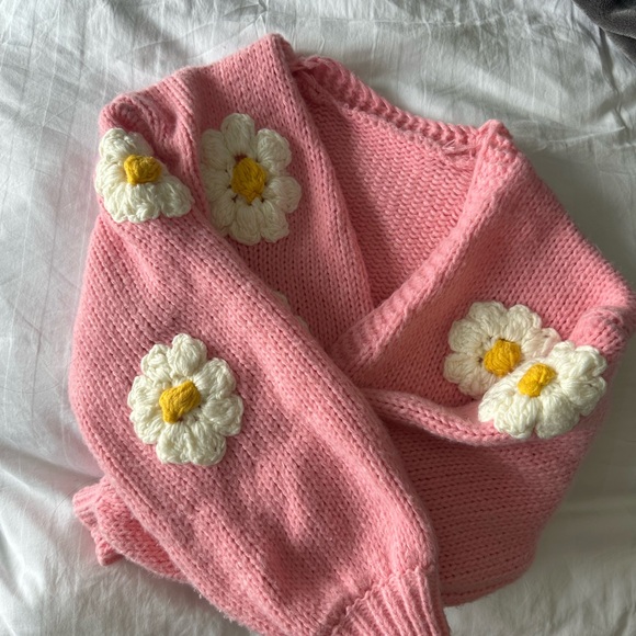 Pink cropped crochet cardigan with flowers - Picture 2 of 2